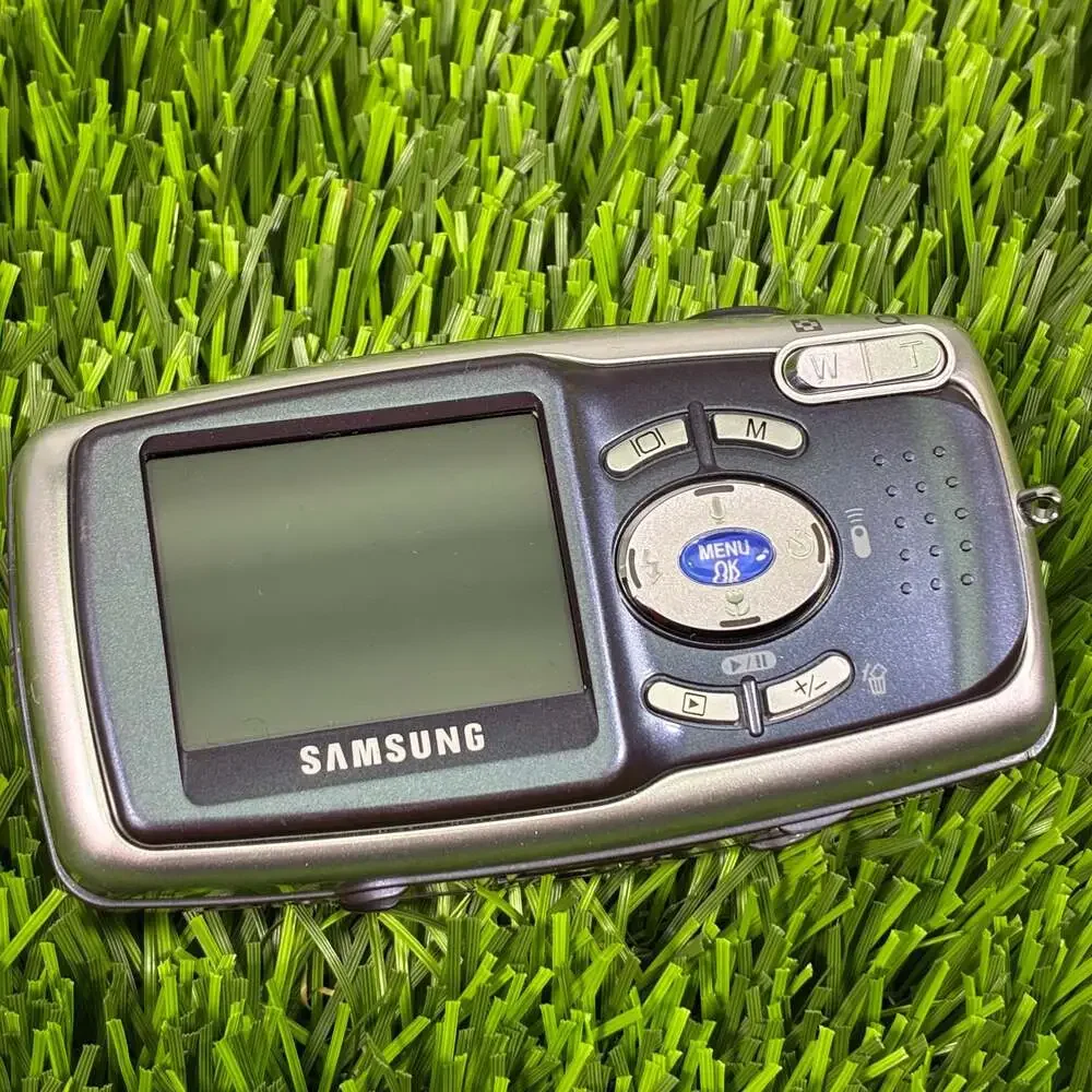 Samsung Digimax U-CA5 5.0 Megapixel Digital Camera with Kastar Battery, Charger,